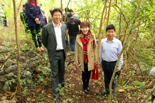 右一：周金星教授，中：張衛董事長